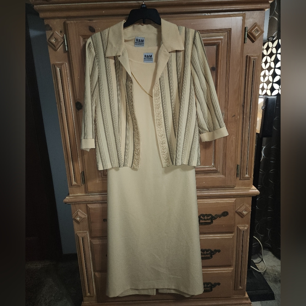 2 Piece R&M Richard's pale yellow size 18